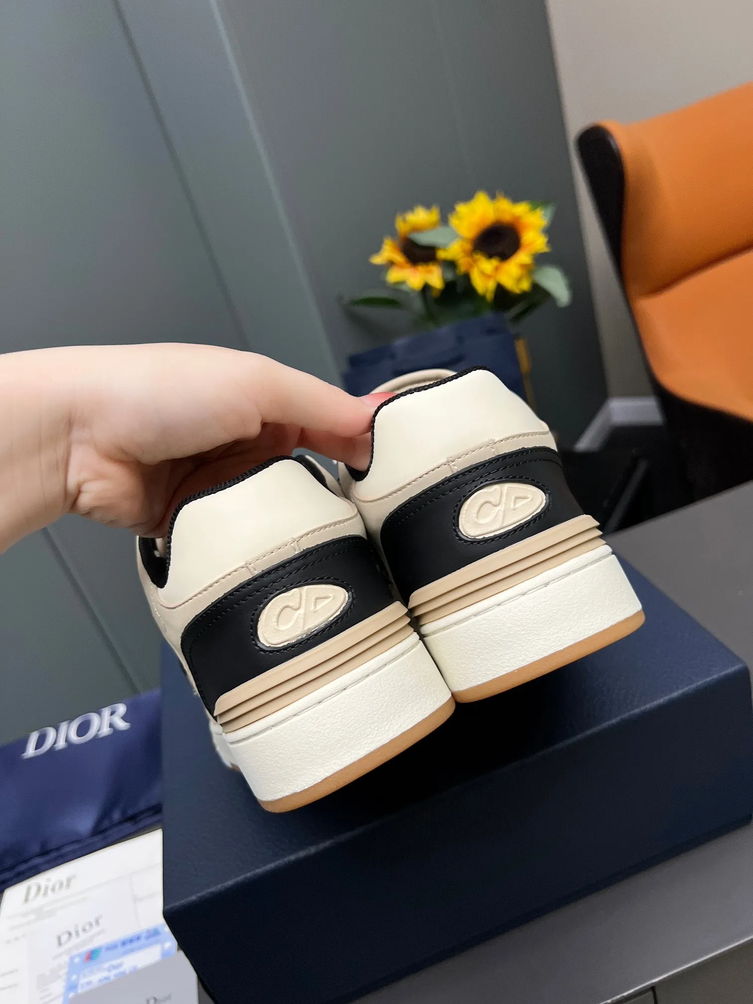 Men's Men's Shoes 💰600 Dior DiorB57 top version of low-top sneakers! ! ! Navy blue with beige smooth first-layer cowhide, fully oiled edges, T men's shoes 💰U outsole.  The 2024 autumn men's wear series has made a wonderful debut, a new classic item launched by Dior. Crafted from smooth first-grain cow leather in navy blue and beige, it's accented by a large leather heat-stamped CD logo on the sides. The distinctive laces of the same color match the color of the shoe body, and the opening and closing are decorated with various classic details on the tongue, sole and back side to enhance the style. The eyelet details, upper stitching and heel strip panels of the same color highlight the dynamic charm of its sports style. Exclusive two-color molded T men's shoes 💰U outsole is light, comfortable, non-slip and wear-resistant, the mesh lining and feet are customized with original colors, soft and breathable. Exquisite production technology highlights the grade, and can be matched with all kinds of clothing to create a refined look.